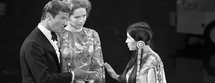 Sacheen Littlefeather l-a reprezentat pe Marlon Brando la premiile Oscar în 1973