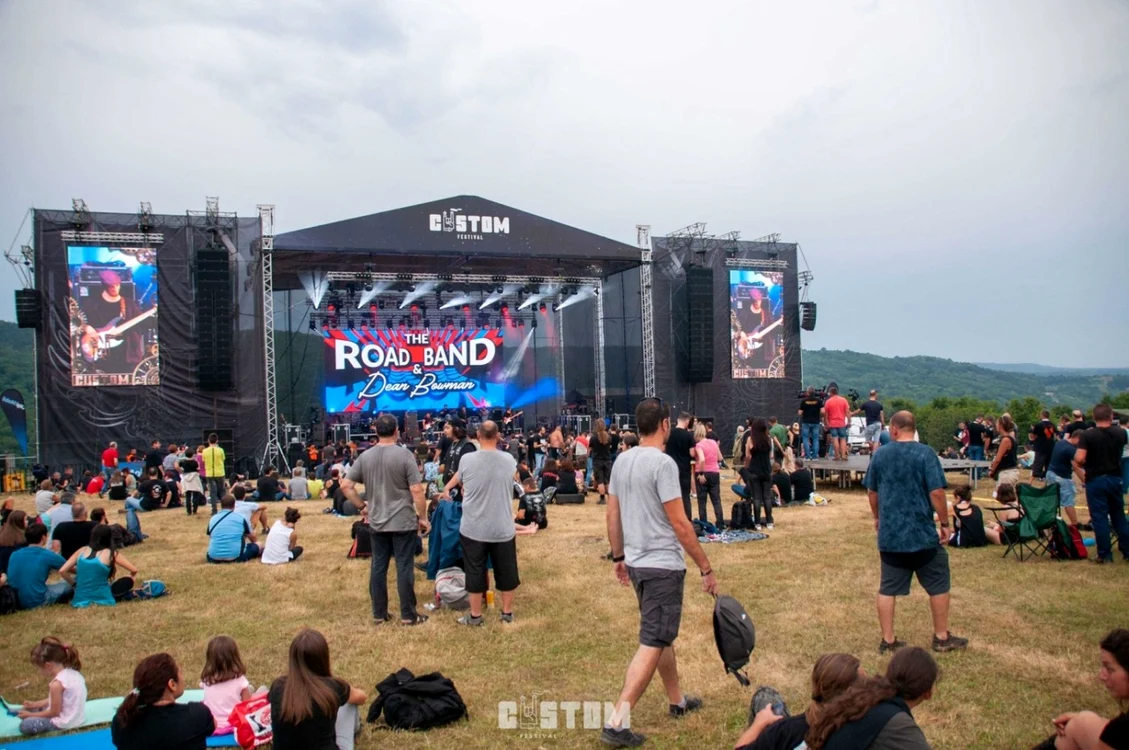 In cadrul celor trei zile ale primei ediţii, la Reşiţa au ajuns mii de rockeri din toată ţara FOTO CUSTOM