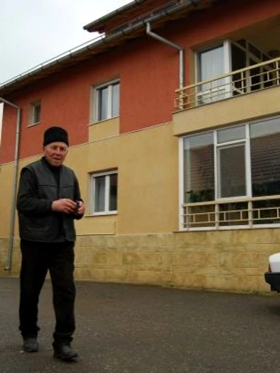 
    Fata a căzut de pe un acoperiş  