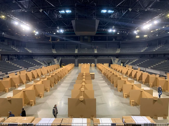 
    Sala de sport a fost compartimentată pentru a deveni spital și urmează a fi aduse paturile Foto: facebook OSM Cluj  