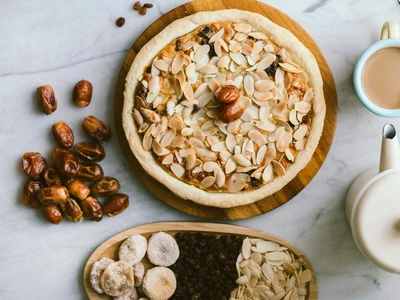Tarta cu stafide si cumale  Sursa foto shutterstock 2221893461 jpg