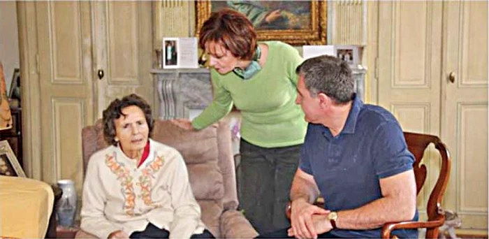 Regina Ana, alături de Principesa Margareta și Principele Radu, în locuința din Aubonne, Elveţia, în 12 decembrie