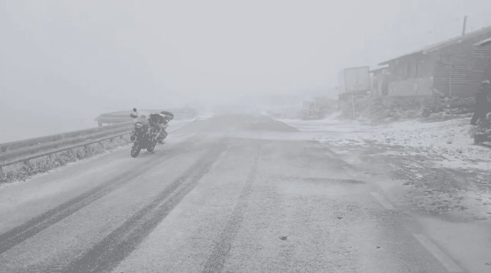  Ninge pe cel mai înalt drum din țară. Accesul mașinilor neechipate de iarnă, interzis pe Transalpina VIDEO