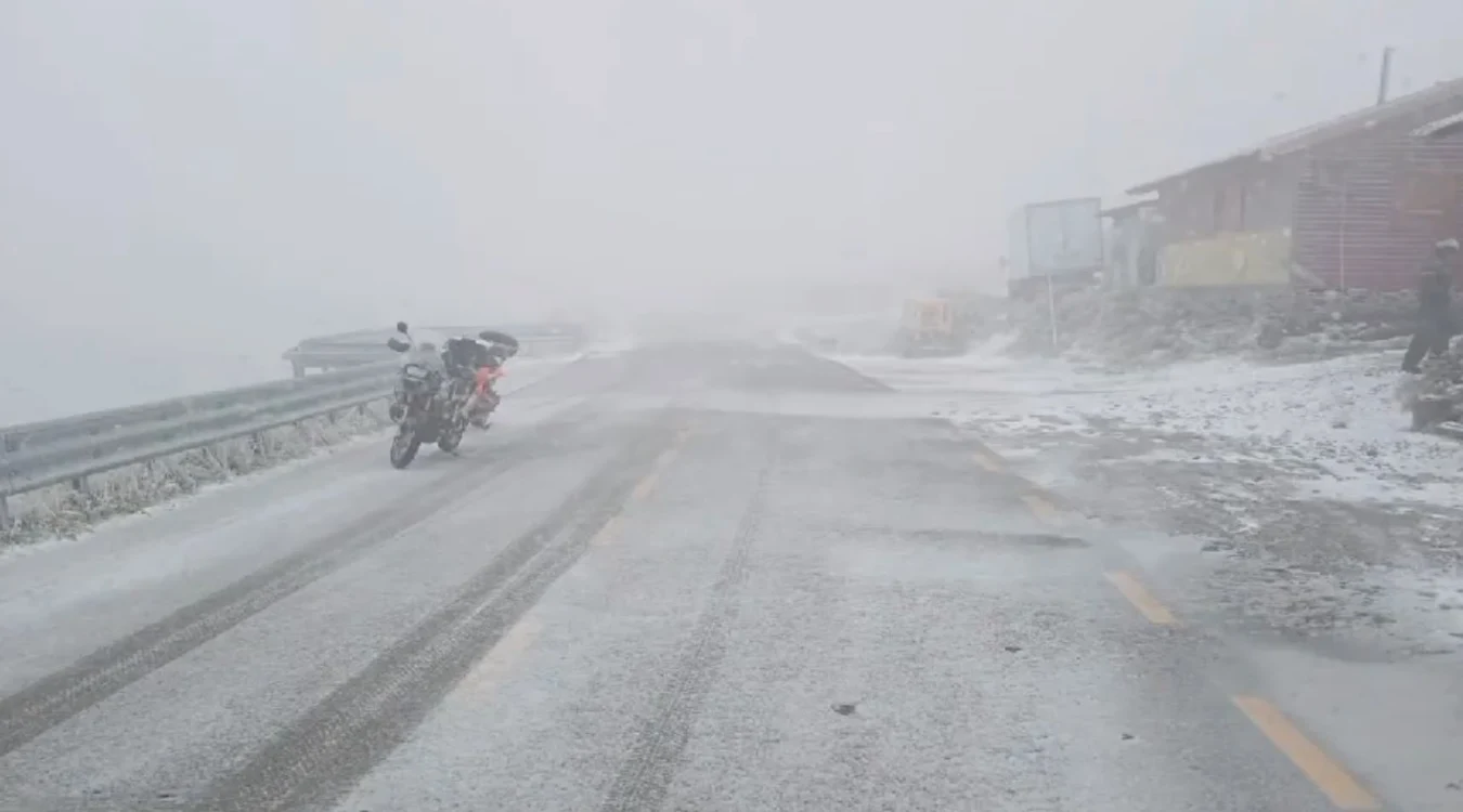 Motociclistul nu a mai putut să continue călătoria pe Transalpina din cauza frigului Foto: DRDP 