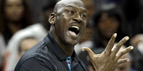 Patronul echipei Charlotte Hornets  Michael Jordan strigă la arbitru în timpul partidei de baschet contra Milwaukee Bucks în Charlotte Carolina de Nord FOTO AP