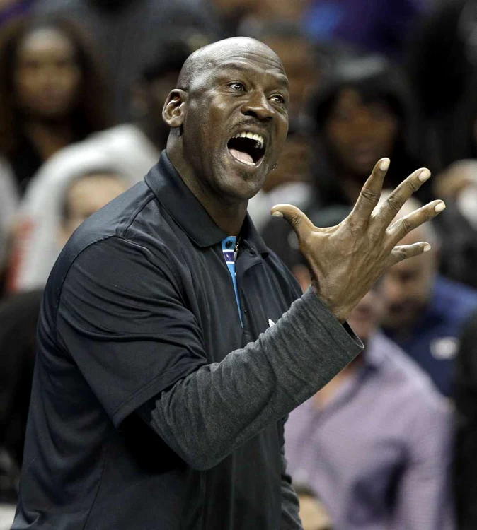 Patronul echipei Charlotte Hornets  Michael Jordan strigă la arbitru în timpul partidei de baschet contra Milwaukee Bucks în Charlotte Carolina de Nord FOTO AP