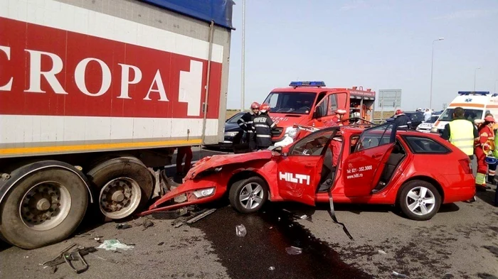 Trei femei au fost rănite după ce au intrat cu maşina într-un TIR pe autostradă, în apropiere de Agigea (FOTO:ISU Dobrogea)