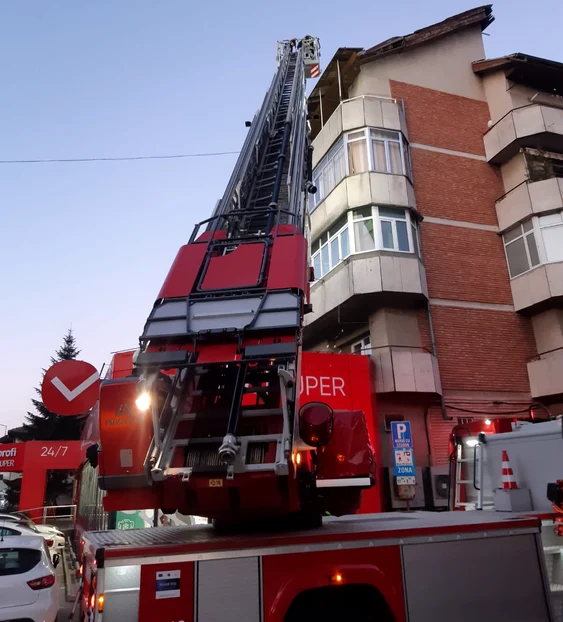 Tabla unui acoperiș de pe un bloc din Râmnicu Vâlcea desprinsă în urma cutremurelor Foto ISU Vâlcea