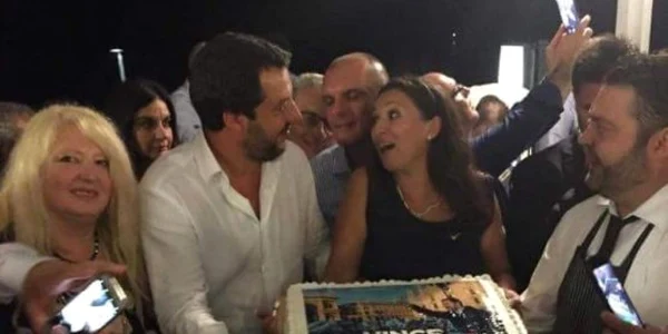 Matteo Salvini sarbatorind in Sicilia in seara din ziua tragediei de la Genova FOTO Twitter @DrKing77