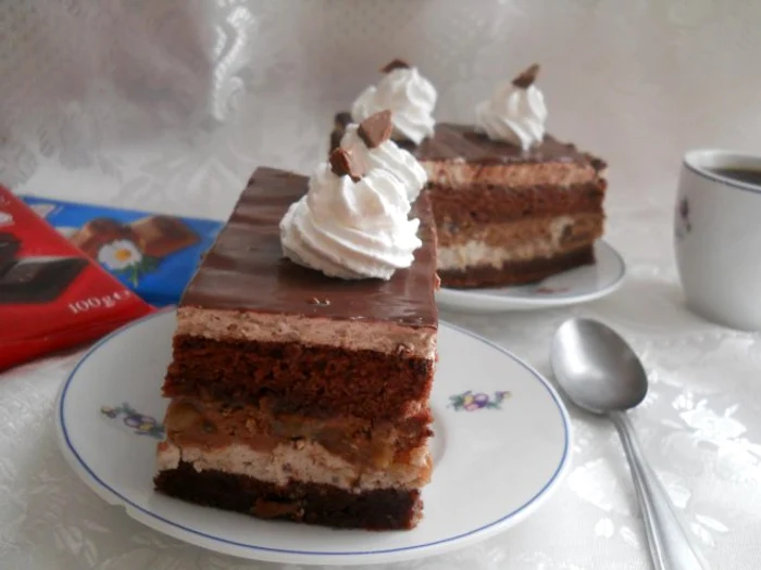 
    Prăjitură cu ciocolată și banane caramelizate  