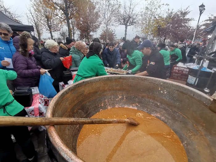 La Slatina s-au pregătit 3.500 de porții de fasole cu ciolan FOTO: Alina Mitran