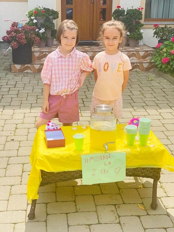 Fetiţele de la Botoşani care vând limonadă FOTO Facebook