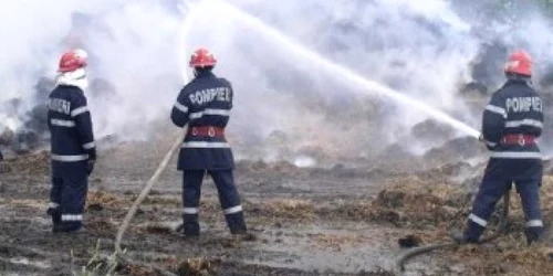 Pompierii au fost chemați pentru a stinge fânăria incendiată