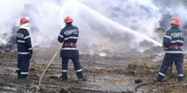 Pompierii au fost chemați pentru a stinge fânăria incendiată