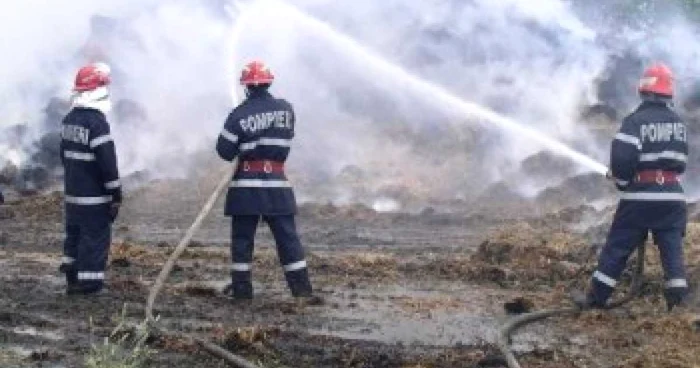 Pompierii au fost chemați pentru a stinge fânăria incendiată