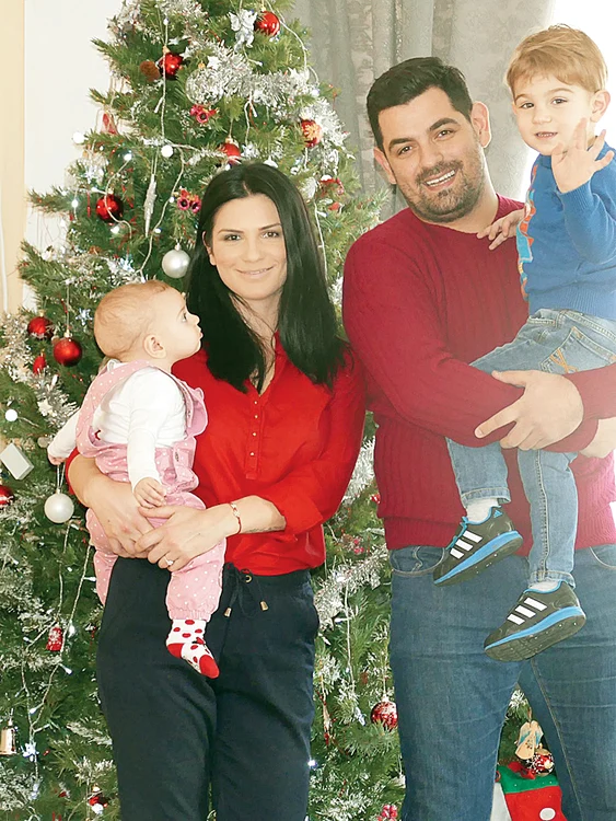 
    De Crăciun, Ellie White  a primit un nou inel de  logodnă de la Doru Tincă  