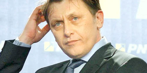 Crin Antonescu a declarat că moţiunea va rămâne fără obiect dacă judecătorii de la CCR resping legea Educaţiei 