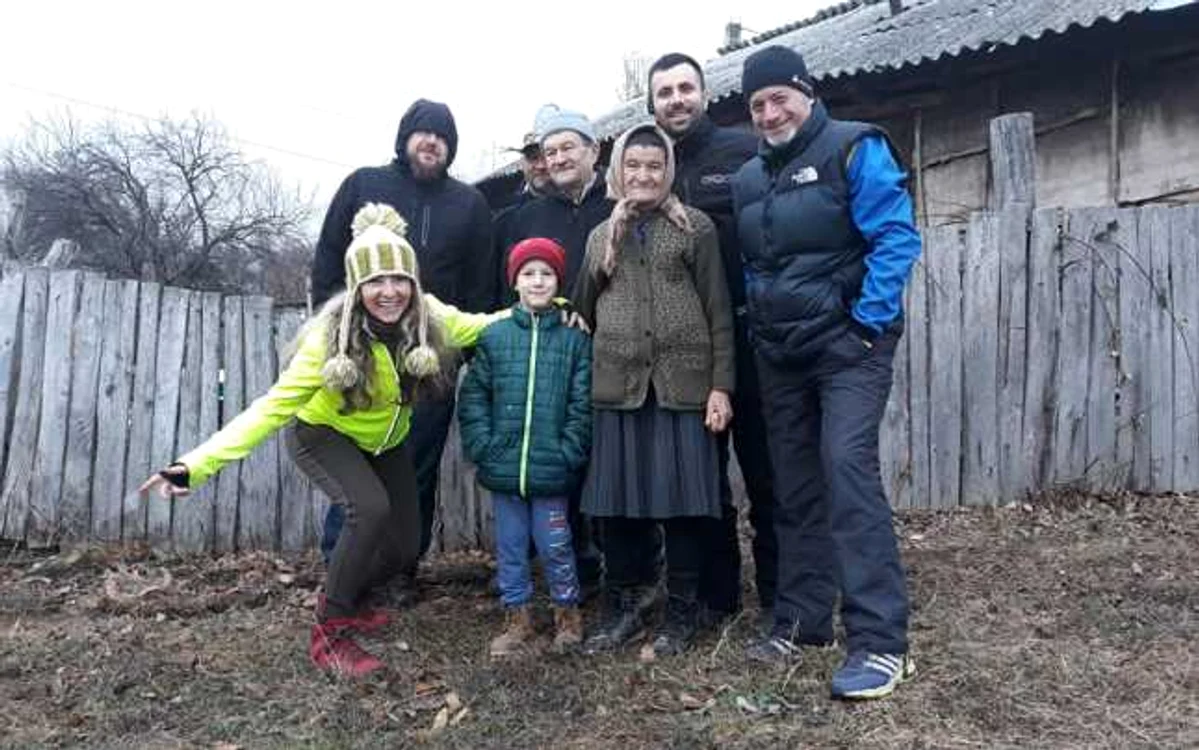 Severinenii care vor să ajute împreună cu Ionuţ şi bunica lor în faţa colibei în care trăiesc FOTO Facebook