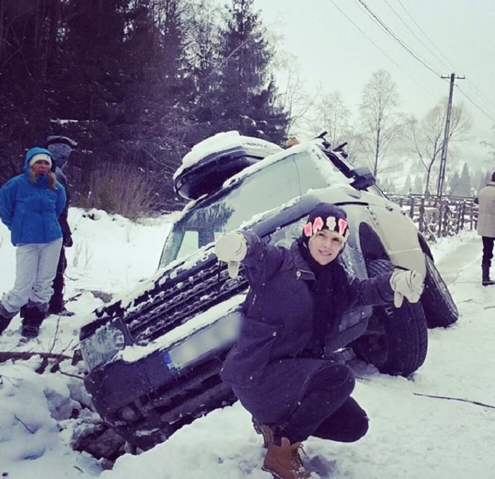 Corina a făcut haz de necaz, după ce a ajuns cu mașina în șant