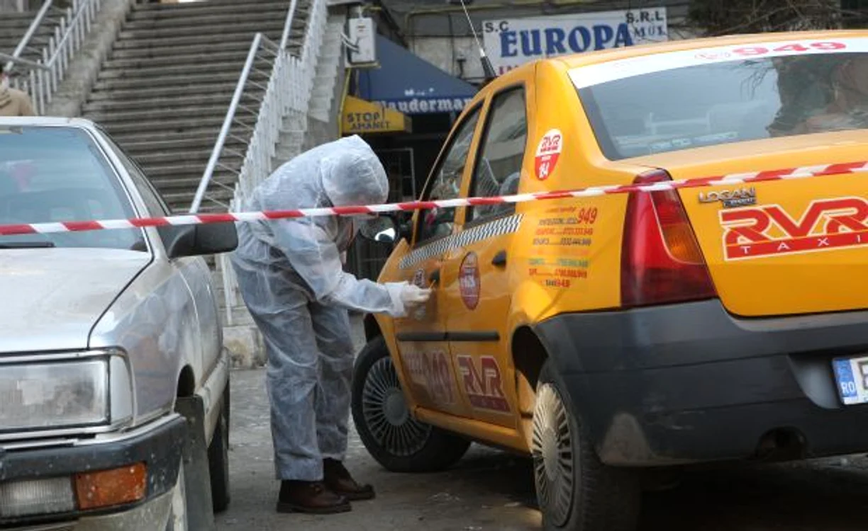 Oamenii legii fac cercetări pentru a descoperi agresorul