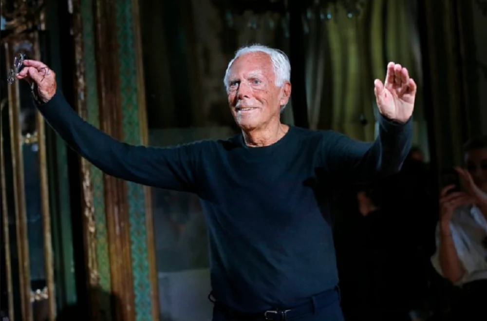 Giorgio Armani a murit. Legendarul designer a revoluționat moda pentru totdeauna