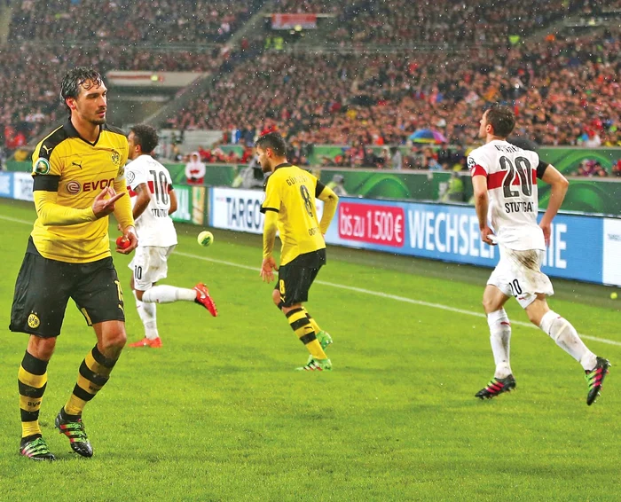 Jucătorii Borussiei Dortmund au fost ”bombardaţi” cu mingi de tenis