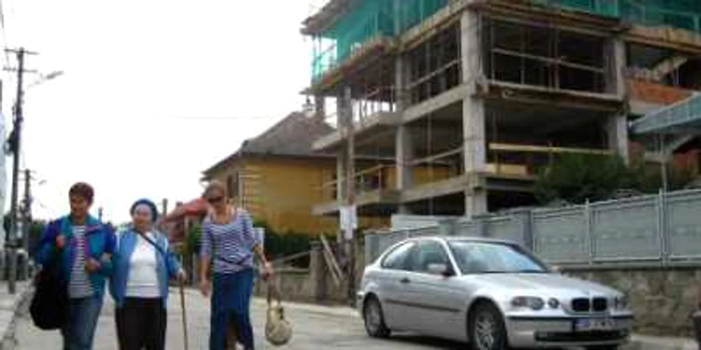 Instanţa va decide cine are dreptate în disputa dintre primărie şi proprietarul clădirii