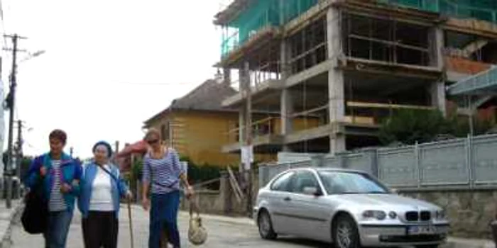 Instanţa va decide cine are dreptate în disputa dintre primărie şi proprietarul clădirii