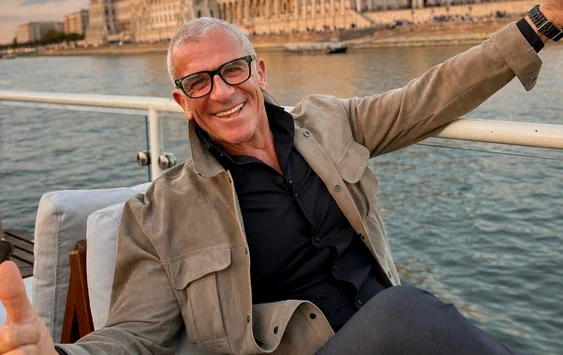 Max Mariola este un celebru chef bucătar, prezentator de televiziune și creator de conținut digital 
