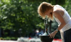 femeie apa tasnitoare parc canicula jpeg