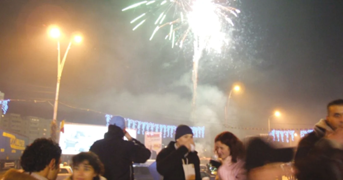 Tinerii ieşiţi în stradă au profitat de spectacolul de lumini