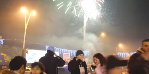 Tinerii ieşiţi în stradă au profitat de spectacolul de lumini