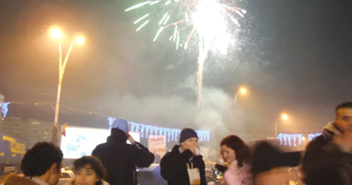 Tinerii ieşiţi în stradă au profitat de spectacolul de lumini