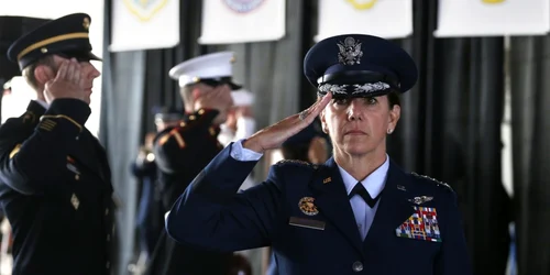 Lori Robinson Foto AP