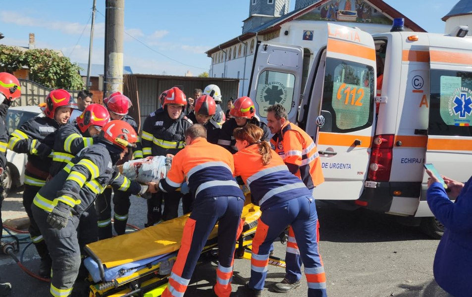 Patru persoane, între care doi copii, rănite după ce un autoturism a lovit o căruță în Buzău