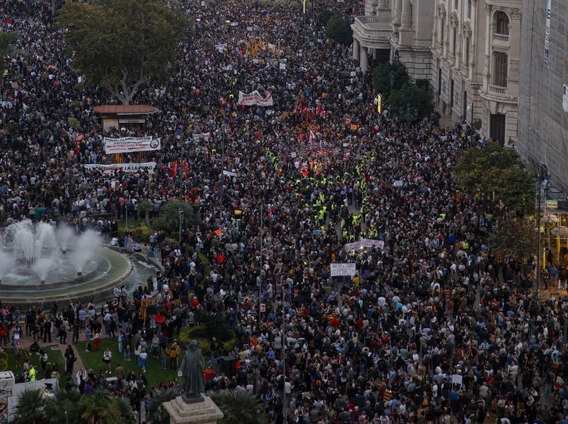 Proteste de amploare la Valencia față de modul cum autoritățile au gestionat inundațiile în care au murit peste 220 de oameni