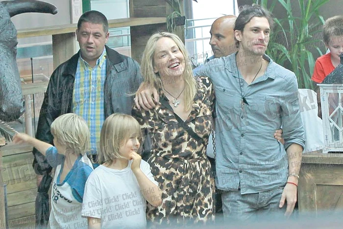 Sharon Stone a ieşit din cabina de la filmări aproape dezbrăcată, lăsând mască toată echipa de producţie (FOTOGRAFII: CLICK!)