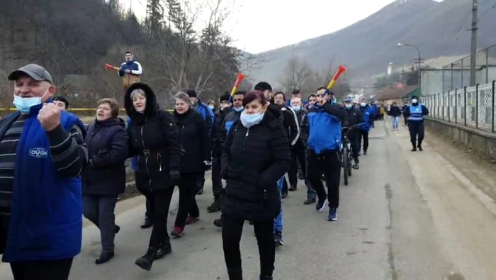 Muncitorii au organizat un marş de protest prin oraş. Foto: ziarulunirea.ro