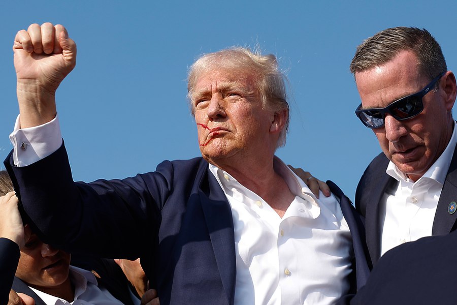  Tentativa de asasinat asupra lui Trump. Mișcarea salvatoare pe care a făcut-o fostul președinte chiar înainte ca glonțul să îl lovească FOTO VIDEO