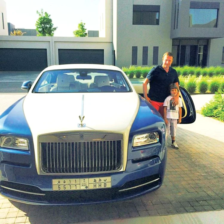 
    Primul drum cu noul  Rolls-Royce al familiei  a fost făcut de Reghe jr.,  care a fost dus de tatăl său  ieri dimineaţă, la şcoală  