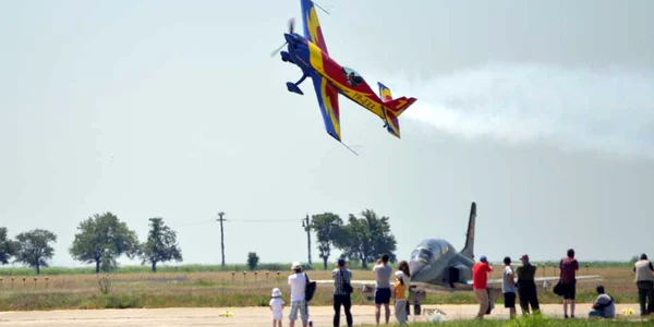 Acrobații aeriene la joasă înălțime