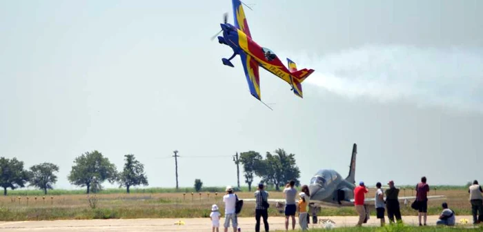 Acrobații aeriene la joasă înălțime