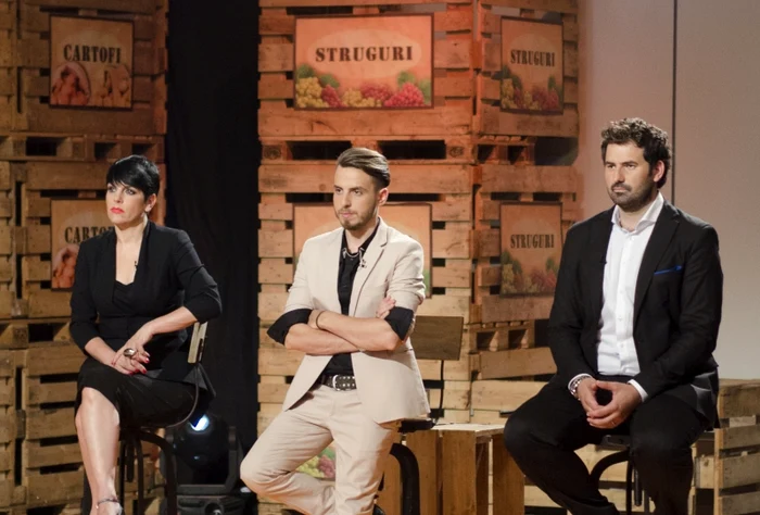 
    Juriul MasterChef vor decide în ziua difuzării emisiunii la Pro TV cine va câştiga titlul MasterChef 2015Foto: Pro TV  