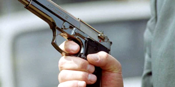 Mii de moldoveni dorm cu puşca sau pistolul sub pat