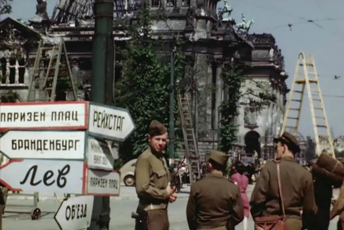 Soldaţi pe străzile Berlinului în vara lui 1945, după război