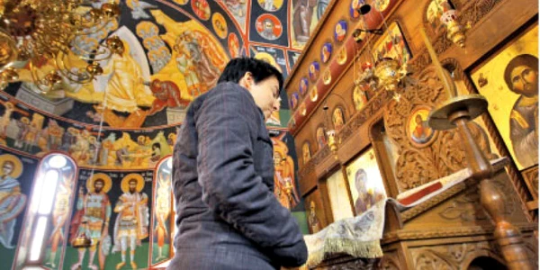 Influenţa pozitivă a religiei nu stă în puterea rugăciunilor, ci în relaţiile cu ceilalţi enoriaşi