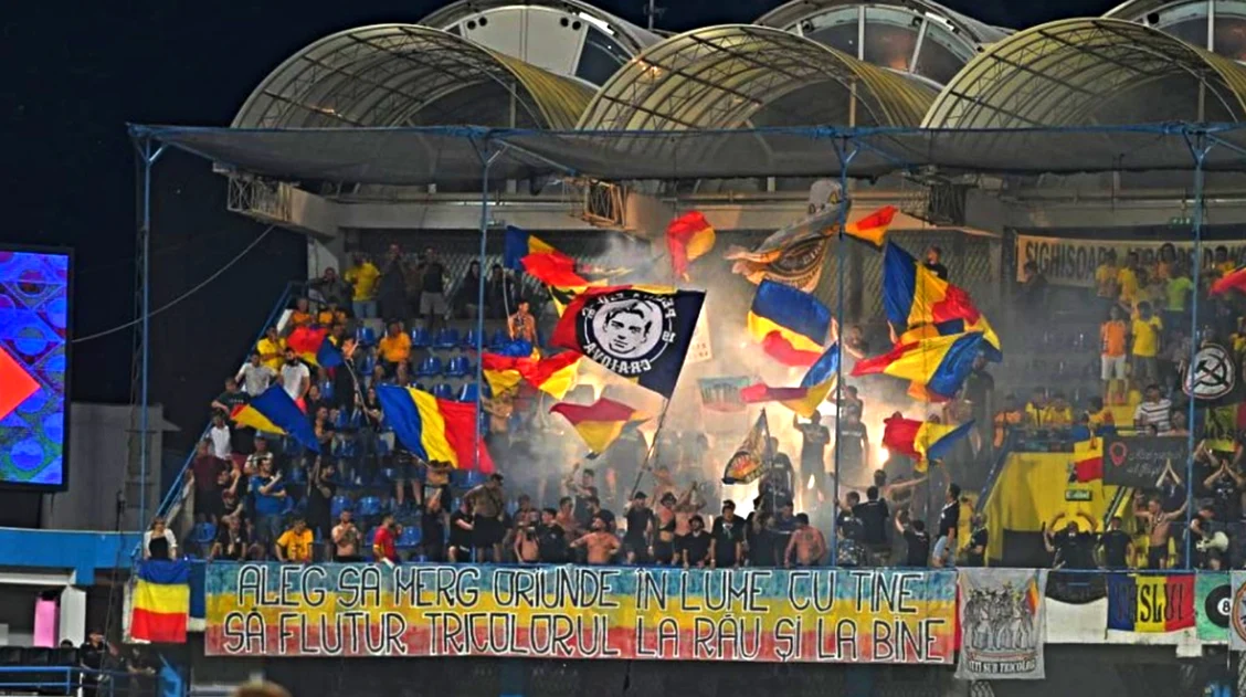 Gruparea ultranaționalistă Uniți sub Tricolor, nelipsită de la meciurile României. Foto Facebook  