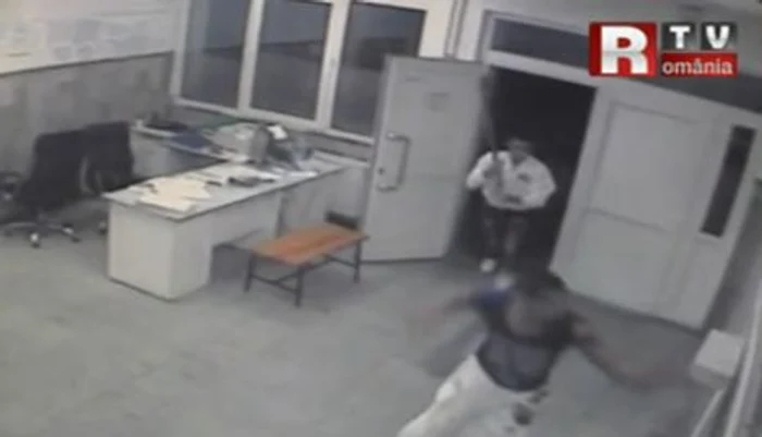 
    Incidentele au fost surprinse de camerele de supraveghere (Foto: RTV)  