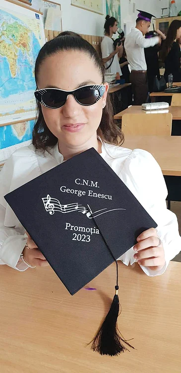 Andrada  Precup,  tânăra  nevăzătoare  care a câştigat  X Factor,  a absolvit  Enescu