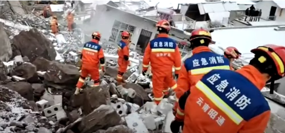 Doi morţi și zeci de dispăruţi în urma unei alunecări de teren în provincia chineză Yunnan VIDEO